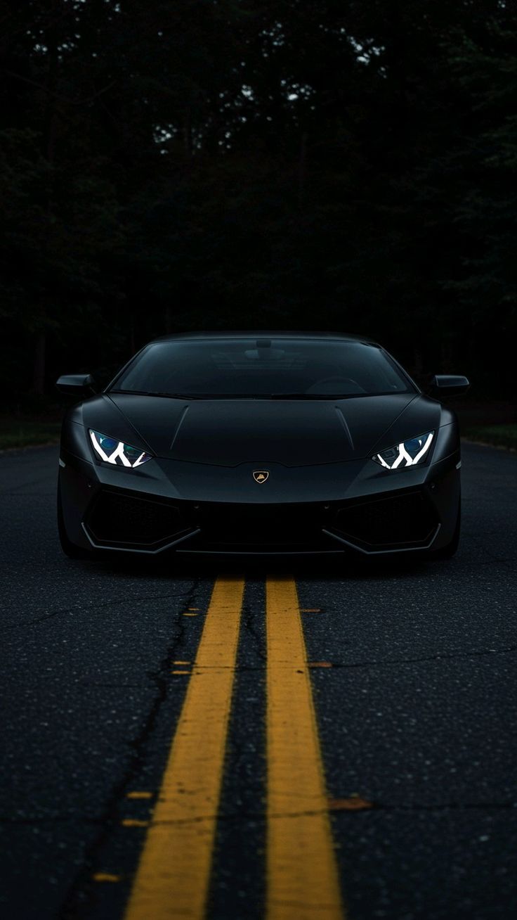 Автомобіль класу люкс на темному фоні